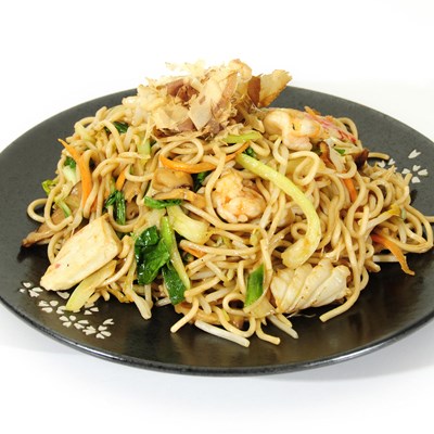 23. YAKISOBA DE POLLO