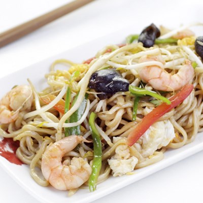 24. YAKISOBA DE MARISCOS